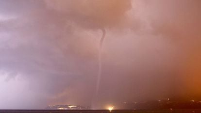 Los tornados o las mangas marinas, como esta sobre Salobreña (Granada), son las más buscadas por los aficionados a las tormentas, ya que son fenómenos efímeros e impredecibles.