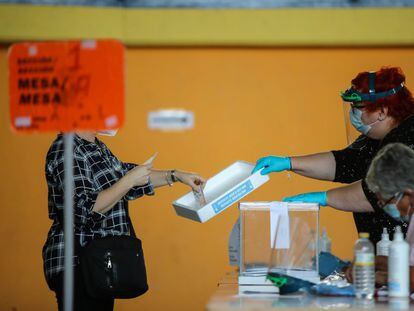 Una mujer vota en las pasadas elecciones autonómicas gallegas, el 12 de julio de 2020.