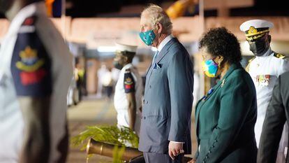 Carlos de Inglaterra, junto a la presidenta electa de Barbados, Sandra Mason, el domingo en la capital, Bridgetown.