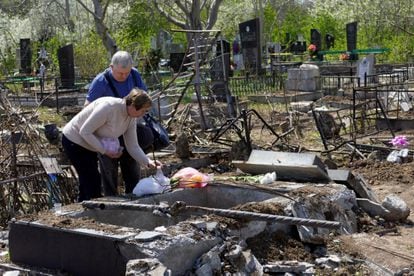 Residents of Odessa visit the Tairovske cemetery this Sunday, damaged by a Russian missile. 
