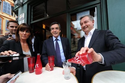 El ex primer ministro francés Francois Fillon (C) acompaña hoy al candidato de UMP, Jean-Luc Moudenc (D), y a su sustituta, Laurence Arribage en su campaña en el departamento de Haute-Garonne para las legislativas del domingo.