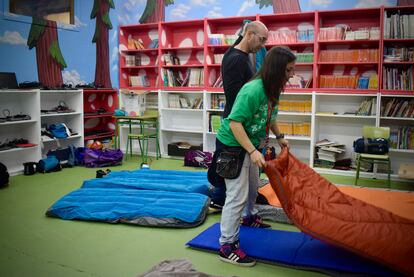 Integrantes del sindicato CC OO preparan las camas para pasar la noche en el CEIP Jarama.