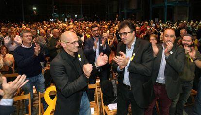 El exconseller Raül Romeva (i) y el exsecretario de Hacienda Lluís Salvadó en el mitin de Sant Carles de la Rápita.
