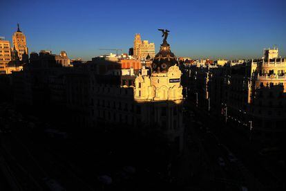 Reportaje sobre estatuas en las azoteas de Madrid. La Victoria alada, en el edificio Metropolis, en Gran Vía con la calle de Alcalá.