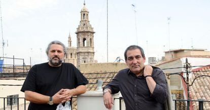 Los ganadores de los 42 Premis Octubre, Miquel Bezares (poes&iacute;a) a la izquierda y Josep Burgaya (ensayo).