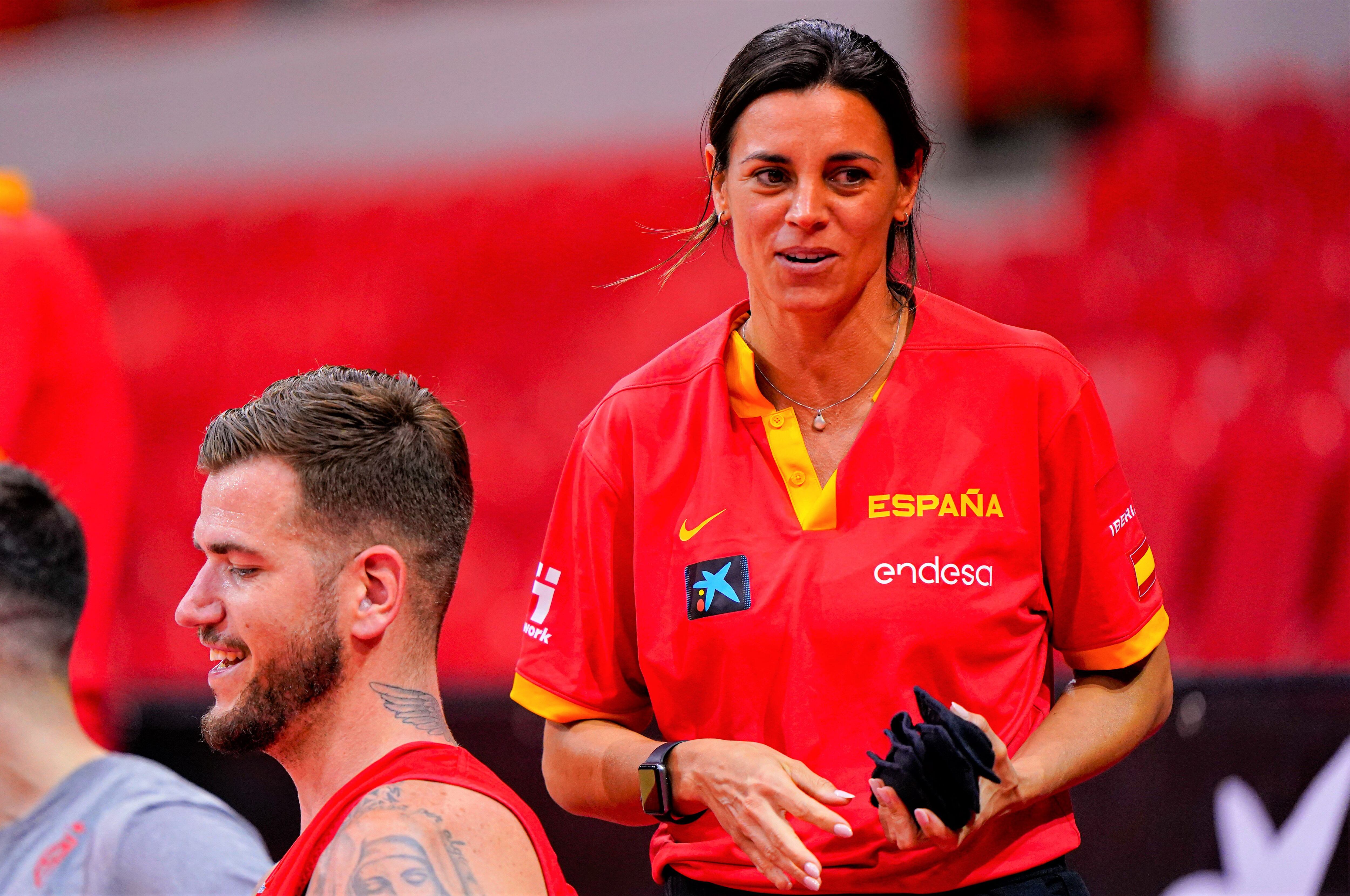 Lorena Torres trabaja con la selección durante la preparación del Eurobasket de septiembre de 2022.