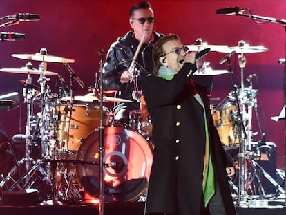 La banda de rock irlandesa, U2, en concierto.