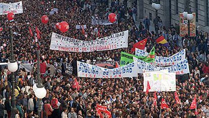 Manifestación en Madrid contra la Ley Orgánica de Universidades (LOU), en diciembre de 2001, a la que acudieron líderes sindicales, políticos, estudiantes y varios rectores.