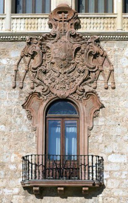 Escudo nobiliario del cardenal Borb&oacute;n en la fachada del restaurado palacio arzobispal de Alcal&aacute; de Henares.