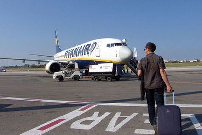 Ryanair dejará en otoño el aeropuerto de Reus. Además, amenaza con retirar la mitad de sus vuelos del de Girona (en la imagen).