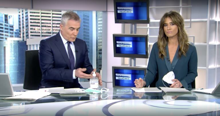 Isabel Jiménez y David Cantero enseñan a lavarse las manos y a usar la mascarilla en los informativos de Telecinco.