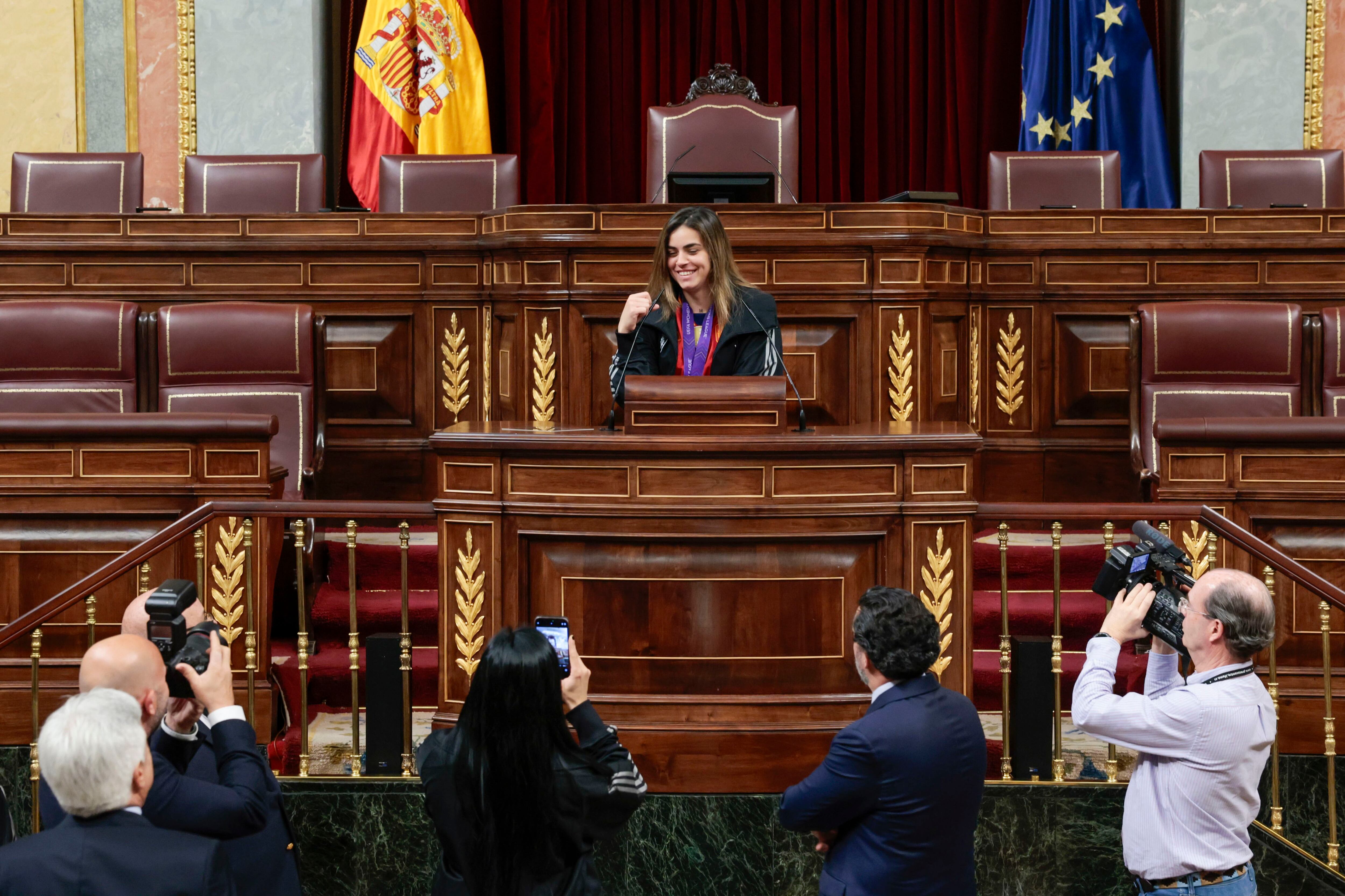 La delantera de la selección española de fútbol femenino Marina Caldentey, en la tribuna de oradores del Congreso, este jueves. 