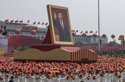 Un retrato gigante de Xi Jinping es transportado durante el desfile de este martes en Pekín.