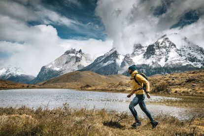 Un hombre hace 'trekking' en Torres del Paine, en la Patagonia chilena.