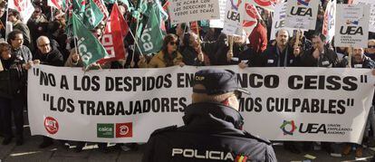 Trabajadores de Caja Espa&ntilde;a-Duero manifest&aacute;ndose esta tarde.