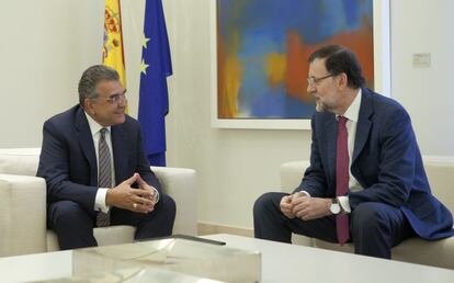 El presidente del Gobierno, Mariano Rajoy, recibe en Moncloa al vicepresidente mundial de Compras del Grupo Volkswagen, Francisco Javier García Sanz