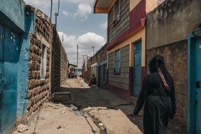 Ashura Mciteka recorre su barrio en Nairobi, en Kenia. Desde que empezó la pandemia, en todo el país se ha registrado un aumento del abandono de fetos y recién nacidos. Mciteka cuenta que suele ser la primera persona de la comunidad a la que avisan cuando se encuentra un cuerpo.