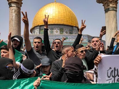 Un grupo de hombres cantaba eslóganes y enarbolaba pancartas, a las afueras de la mezquita de Al Aqsa, el viernes.