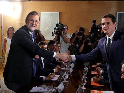 Mariano Rajoy y Albert Rivera se dan la mano tras el pacto de investidura de 2016