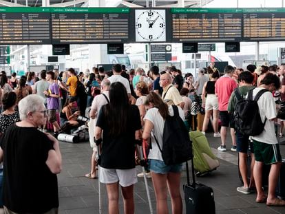 Viajeros esperando en la estación de Valencia Joaquín Sorolla el domingo 23 de julio tras una incidencia en la línea de alta velocidad con Madrid.