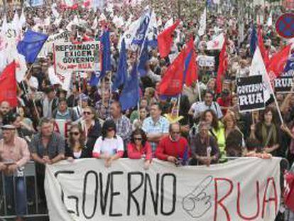 Miles de personas protestan contra las medidas del Gobierno portugués en Lisboa, Portugal, hoy 19 de octubre de 2013.