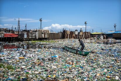 In the absence of containers, the water ends up being, in most cases, the landfill of the settlement.