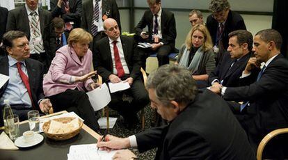 Angela Merkel conversa con otros líderes mundiales en una reunión dentro del marco de la última jornada de la Cumbre del Clima de Copenhague