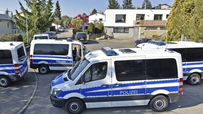 Coches de policía permanecen aparcados ante la residencia del sospechoso detenido por el atentado contra el autobús del Dortmund en Rotemburgo, cerca de Tubinga (Alemania).