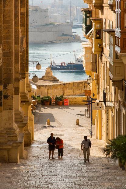 Paseantes por una de las calles de La Valeta, en Malta.
