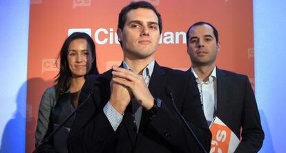 Albert Rivera, entre los candidatos Bego&ntilde;a Villac&iacute;s e Ignacio Aguado.