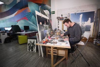 El artista Jesús Tejero trabaja en su escritorio de La Quinta del Sordo, donde todos pagan una cuota de 200 euros independientemente del espacio que utilicen.