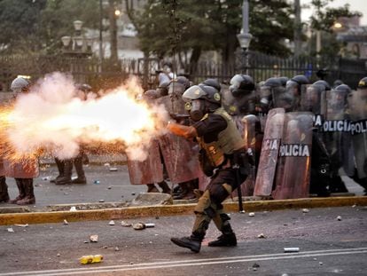 Elementos de la Policía enfrentan a manifestantes durante una nueva jornada de protestas antigubernamentales en Lima (Perú) el 28 de enero 2023