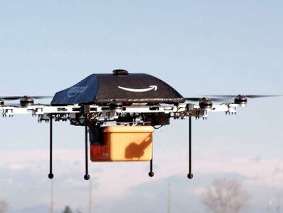 Un dron de la compañía Amazon sobrevuela con un paquete.