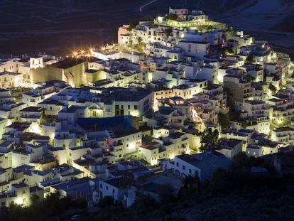 Vista nocturna del pueblo de Moj&aacute;car, en Almer&iacute;a. 