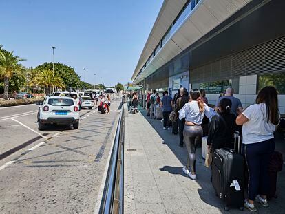 Viajeros en una parada de taxi del aeropuerto de Ibiza, en julio pasado.