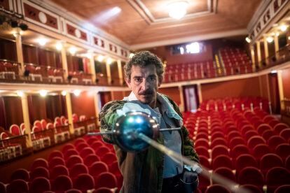 El actor Ángel Solo interpreta al capitán Centellas en el Teatro Salón Cervantes de Alcalá de Henares.