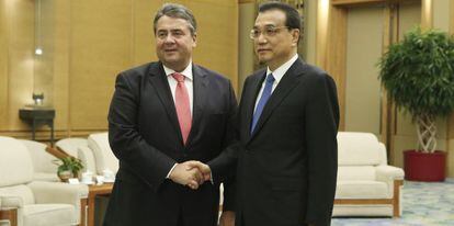 El primer ministro chino, Li Keqiang, y el ministro alemán de Economía y Energía, Sigmar Gabriel, anteayer en Pekín.