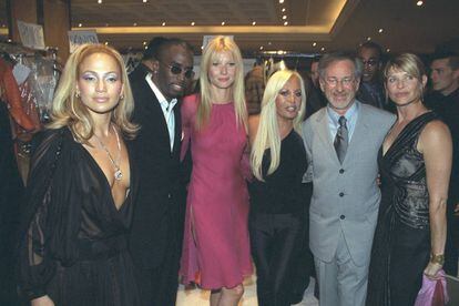 Jennifer Lopez (primera) y Gwyneth Paltrow (tercera) comparten foto dos años después de que Lopez dijese que no recordaba ninguna película de Paltrow. Fue en un desfile de Versace celebrado en el año 2000.