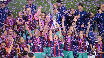 Las jugadoras del Barça levantan el trofeo de la Champions League femenina de la temporada 2020-2021.