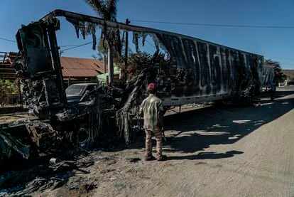 Un ciudadano mira un camión quemado por el Cartel de Sinaloa tras el arresto de Ovidio Guzmán en Culiacán.