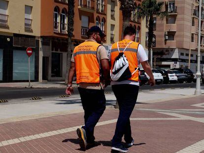 Dos miembros del equipo de educadores de calle de Melilla, caminando por la ciudad en junio.