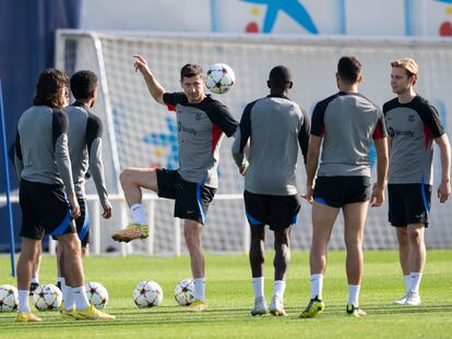 Robert Lewandowski junto a varios compañeros durante el entrenamiento que el Barcelona este martes.