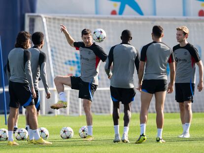 Robert Lewandowski junto a varios compañeros durante el entrenamiento que el Barcelona este martes.