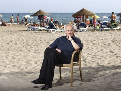 Zygmunt Bauman en la playa del Voramar, horas antes de participar en el festival de &#039;reggae&#039; Rototom. 