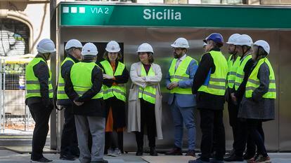 La alcaldesa de Barcelona, Ada Colau (con chaqueta clara), y el consejero de Territorio, Juli Fernàndez, a su izquierda, durante la presentación de la parada de la calle de Sicília del futuro tranvía por la Diagonal.