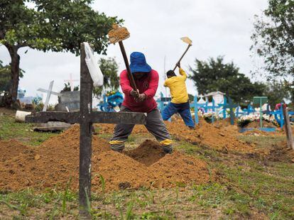 Tumbas de los prisioneros muertos en Manaus, en el cementerio de Taruma.