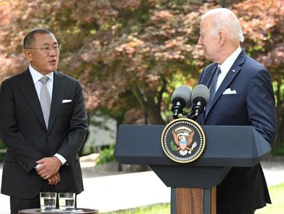 Joe Biden, con el presidente de Hyundai, Chung Eui-sun, en Seúl el pasado 22 de mayo.