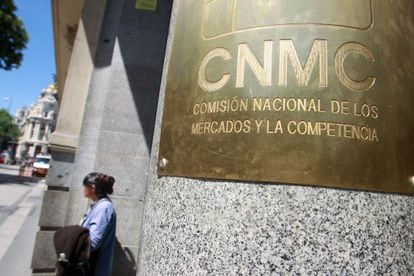 Placa de la CNMC en la entrada a su sede en Madrid.