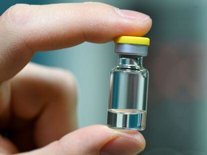 Vial con un prototipo de vacuna alemana