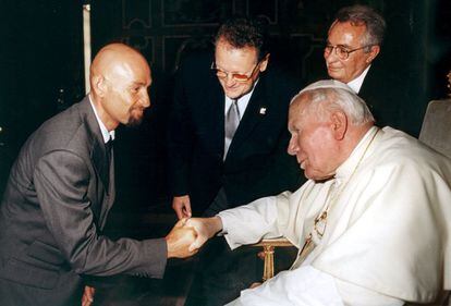 Audiencia del Papa Juan Pablo II a Marco Pantani, a la que también asistieron el director del Giro Carmine Castellano y Candido Cannavo, editor del diario de deportes 'La Gazzetta dello Sport'.